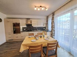 Kuchyňa alebo kuchynka v ubytovaní Apartment Regina by Interhome