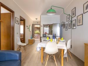 una sala da pranzo con tavolo e sedie di Apartment Il Poggio by Interhome a Letoianni