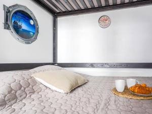 - une chambre avec un lit et un plateau de pain dans l'établissement Studio Palais Clémenceau by Interhome, à Nice