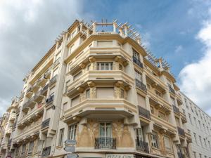 - un grand bâtiment blanc avec un balcon dans l'établissement Studio Palais Clémenceau by Interhome, à Nice