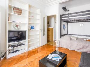- un salon avec un lit et une télévision dans l'établissement Studio Palais Clémenceau by Interhome, à Nice