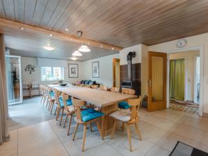 een grote eetkamer met een grote houten tafel en stoelen bij Holiday Home Bergfried - FUC150 by Interhome in Fusch an der Glocknerstraße