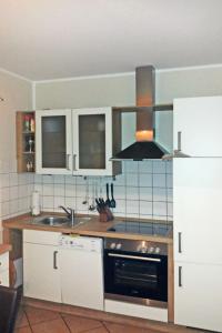 TimmelにあるHoliday Home Kleine Möwe by Interhomeのキッチン(シンク、コンロ付) 上部オーブン