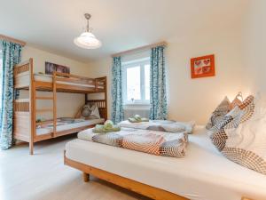 大格洛克纳山道旁富施Holiday Home Bergfried by Interhome的带两张双层床的客房中的两张床