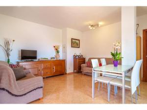 sala de estar con mesa y sofá en Apartment Vista Playa - LOM180 by Interhome, en Cala Santanyi