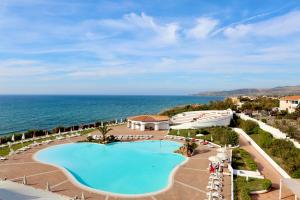 Bazén v ubytování Acqua di Mare Hotel e Resort nebo v jeho okolí