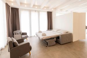 Χώρος καθιστικού στο Central and Modern Studio with Terrace!