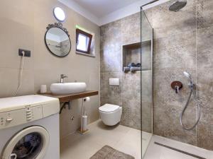 Koupelna v ubytování Holiday Home Lancin by Interhome