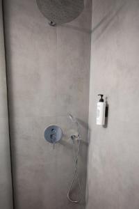 eine Dusche mit Duschkopf im Bad in der Unterkunft Kaiafas Lake Hotel in Kaiafas