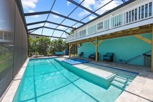 een binnenzwembad met een glazen plafond bij Go to the beach from expansive heated pool home in Fort Myers Beach