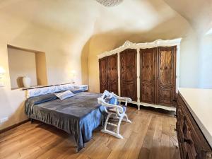 1 dormitorio con 1 cama y suelo de madera en Apartment Il Loggiato - TVE170 by Interhome, en Tavole
