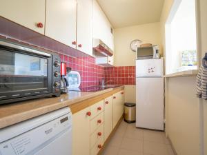 Køkken eller tekøkken på Studio Les Albatros-1 by Interhome