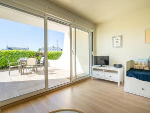 Et tv og/eller underholdning på Studio Les Albatros-1 by Interhome + 16 billeder