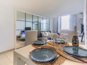 een eetkamer met een tafel met borden erop bij Apartment Villa M-Thérèse Promenade Anglais by Interhome in Nice