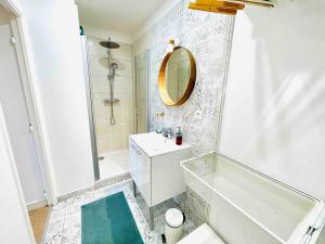y baño con ducha, lavabo y espejo. en The FRIENDLY, T5 proche Paris, en Villeneuve-la-Garenne