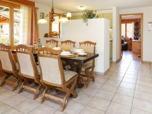 comedor con mesa y sillas en Apartment Belmi by Interhome, en Zweisimmen