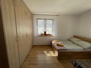 Posteľ alebo postele v izbe v ubytovaní Apartament Rybical