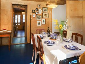 un comedor con una mesa con platos azules y blancos en Apartment Chalet Ahorni by Interhome en Hornkessel