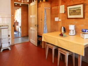 uma cozinha com mesa e cadeiras num quarto em Apartment Chalet Ahorni by Interhome em Hornkessel