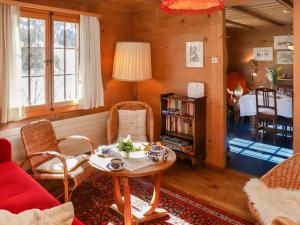 ein Wohnzimmer mit einem Sofa und einem Tisch in der Unterkunft Apartment Chalet Ahorni by Interhome in Hornkessel