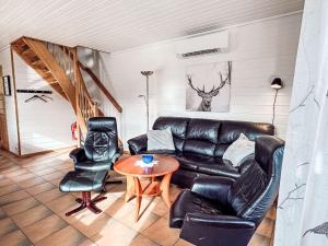 un soggiorno con divano in pelle e tavolo di Holiday Home Elghytta - FJS006 by Interhome a Balestrand