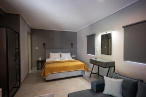 sypialnia z łóżkiem, stołem i biurkiem w obiekcie Kaiafas Lake Hotel w mieście Kaiafas +36 zdjęć