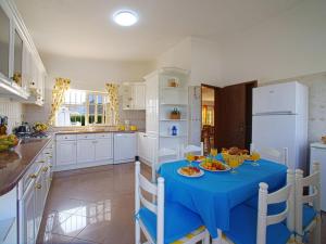 una cocina con una mesa azul con comida. en Holiday Home Da Bela Vista - PAD110 by Interhome en Paderne