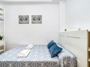 Łóżko lub łóżka w pokoju w obiekcie Apartment Benasol-1 by Interhome