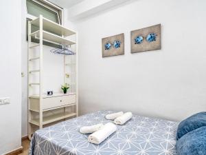 Łóżko lub łóżka w pokoju w obiekcie Apartment Benasol-1 by Interhome