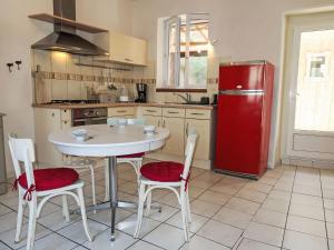 cocina con mesa blanca y nevera roja en Holiday Home La douce Trégoroise by Interhome en Tréguier