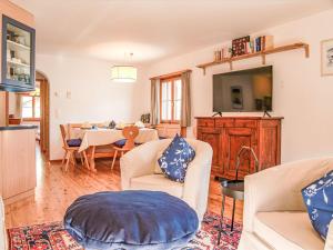 TV a/nebo společenská místnost v ubytování Apartment Chesa Arpschellas - Reis by Interhome