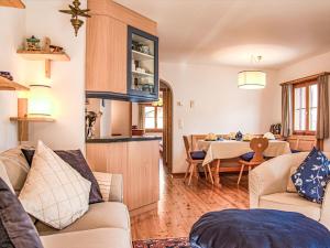 Posezení v ubytování Apartment Chesa Arpschellas - Reis by Interhome