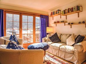 Posezení v ubytování Apartment Chesa Arpschellas - Reis by Interhome + 17 fotografií