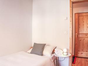 Postel nebo postele na pokoji v ubytování Apartment Chesa Arpschellas - Reis by Interhome