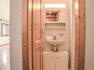 Koupelna v ubytování Apartment Chesa Arpschellas - Reis by Interhome