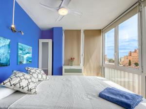 um quarto com uma cama grande com paredes azuis e um tecto em Apartment SANTA MARIA by Interhome em Roses
