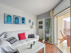 uma sala de estar com um sofá e uma mesa em Apartment SANTA MARIA by Interhome em Roses