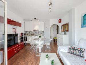 uma sala de estar e cozinha com um sofá e uma mesa em Apartment SANTA MARIA by Interhome em Roses