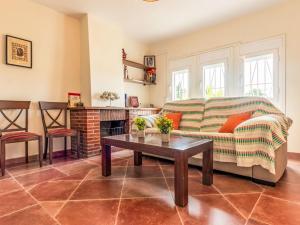 sala de estar con sofá y mesa en Holiday Home Torre del Sol by Interhome, en Tarragona