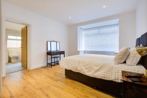 1 dormitorio con cama, ventana y baño en Stunning Newly Fully Furnished Bedroom Ensuite - Room 2 en Brentwood