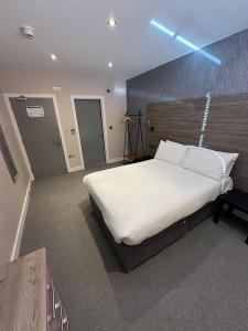 ローストフトにあるHatfield Lodgeのベッドルーム1室(白い大型ベッド1台付)