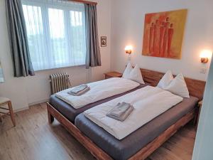 1 dormitorio con 2 camas y ventana en Holiday Home Casa Fontanella by Interhome, en Gordola
