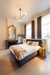Un pat sau paturi într-o cameră la Luxeverblijf B&B het Wevershuis