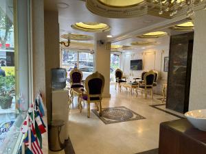 فندق نابوليون في إسطنبول: غرفة معيشة مع كراسي وغرفة طعام