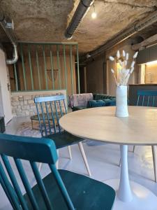 a table and chairs in a living room at The Sweet Cave in Saint-Étienne-de-Chigny