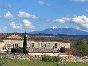 グリニャンにあるLe Clos de la Tuilièreの山を背景にした家