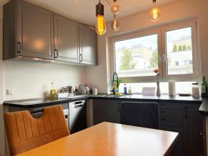 Gemütliches Privatzimmer mit geteiltem Bad, Küche und Garten tesisinde mutfak veya mini mutfak
