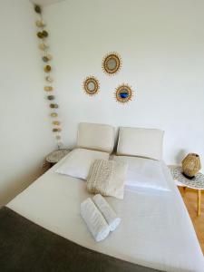 Superbe appartement confortable, proche centre ville في رين: غرفة نوم بسرير ابيض عليها مناشف
