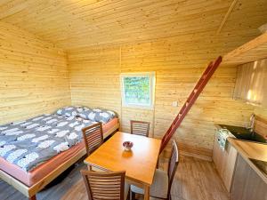 um quarto com uma cama e uma mesa num camarote em Maringotka na kraji rybníka 