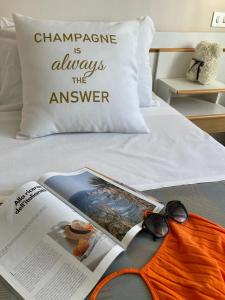 una revista es siempre la almohada de respuesta en una cama en Hotel Soave en Rímini